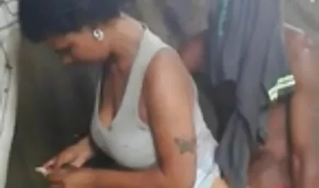 نگهبان عمه اش را از دوش بیرون آورد عکس زن و مرد در حال سکس و یک نقطه در راهرو گذاشت