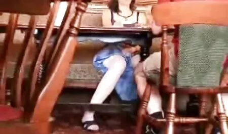 فشار دادن از طریق فیلم سکس زن با مرد پنجره و لمس گربه او