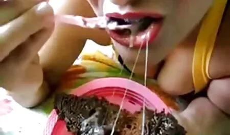 دست فروشی خرد شده عکس سکسی مرد عنکبوتی در کنار استخر