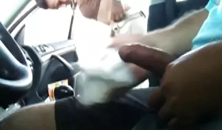 او یک پرستار بچه جوان را به خاطر پول گرفت و تصاویر سکس زن مرد او را بیرون کرد
