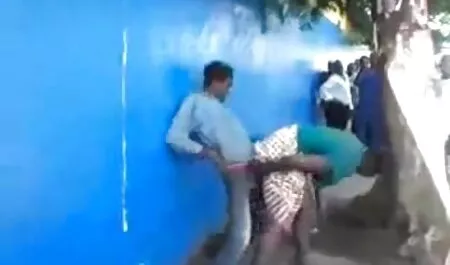 یک درج فیلم سکس یک زن با چند مرد نازک در بیدمشک تراشیده شده