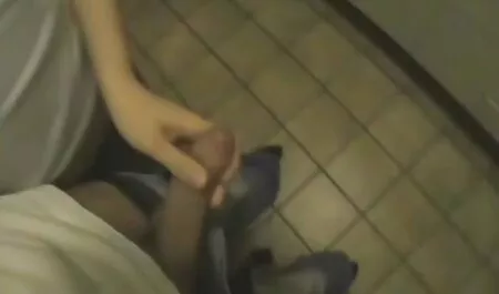 دو سگ با مشاعره روی عکس سکس مرد با زن صورت پسر نشستند