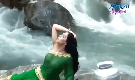 پا با نیم تنه در جوراب ساق بلند در دوربین عکس سکسی زن ومرد خارجی